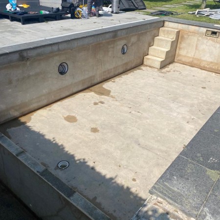 Boordstenen worden gerepareerd - Ons Zwembad 